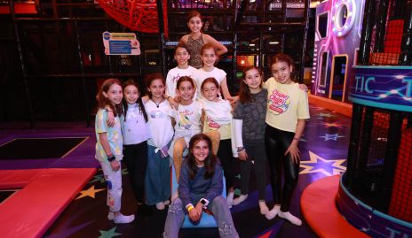  Annia Martínez con sus amigas.