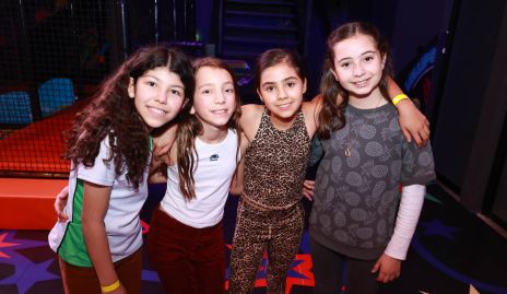  Annia Martínez Meade con sus amigas.