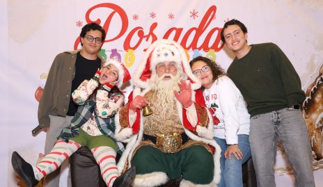  Ruth Martínez con sus hijos y Juan Alberto con Santa.