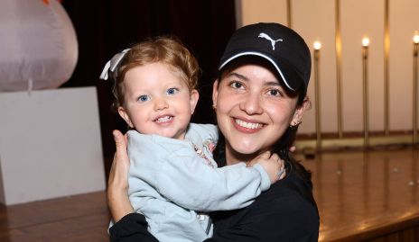  Ivanna Kuri con su mamá Alejandra Gascón.
