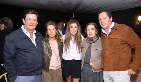  Los futuros esposos con sus papás, Carlos López, Lourdes Herrera, Sofía López, Socko Ortiz y Jorge Morales.