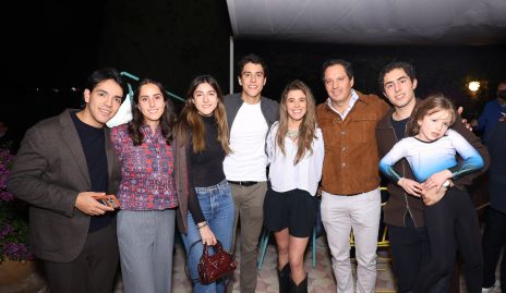  Los futuros esposos con sus hijos, Diego Tobías, Fernanda Morales, Julia Morales, Andrés Morales, Sofía López, Jorge Morales, Pablo Morales y Sofía López.