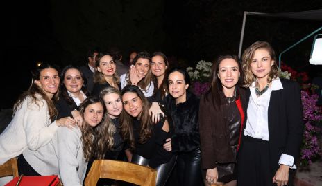  Sofía López con sus mejores amigas.