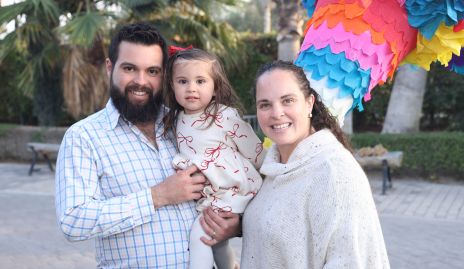  Arturo Zapata y Andrea Díaz Infante con su hija Ali.