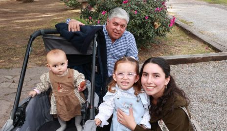  Gerardo Córdova y Paola Córdova con Cayetana y Macarena Autrique.