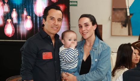  Luis de la Rosa y Ximena Castillo con su hijo Pablo.