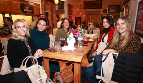  Karla Huber, Marina Armida, Paola Rodríguez, Estefanía Zaldívar y Paloma Espinosa.