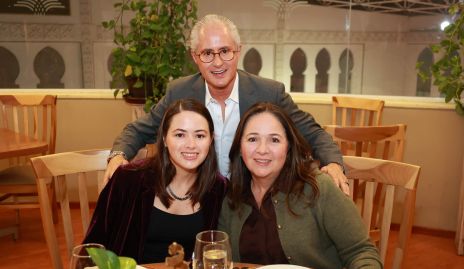  Jorge Aldrett con su hija Marisol Aldrett y su esposa Claudia Álvarez.