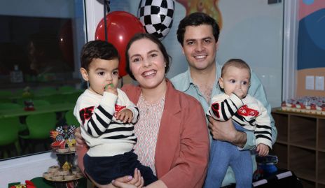  Tere Ledezma y Luis Torres con sus hijos Luis y Juan Pablo.