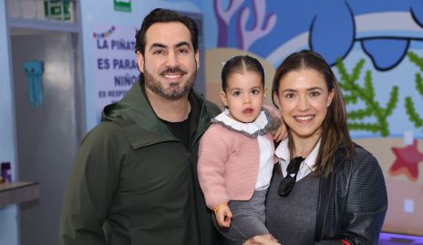  Gerardo Chevaile y María José Hernández con su hija Alenca.