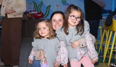  Ana Paty Meade con sus hijas Regina e Isabel Poumian.