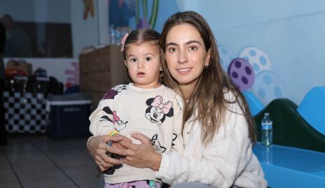  Lorena Andrés con su hija Lorenza Abud.