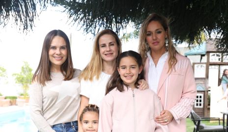  Alejandra Díaz de León, Michel Baeza y María Torres con Vale y María José.