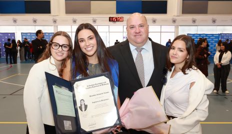  Alejandra Raitarski con sus hermanas Katia y Ximena y su papá Salomón Raitarski.