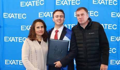  Jean Piere Picard con sus papás Alejandra Viramontes y Jean Piere Picard.