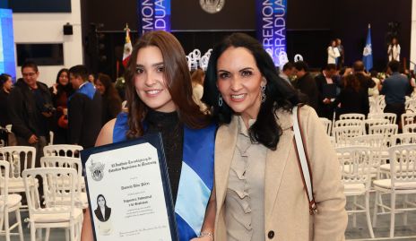  Daniela Díaz Pérez con sus mamá.