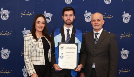  Alfonso Herrera con sus papás Marina Mendoza y Alfonso Herrera.