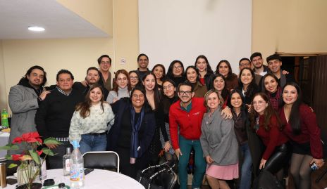  Residentes y médicos del Hospital Central celebrando la Navidad.