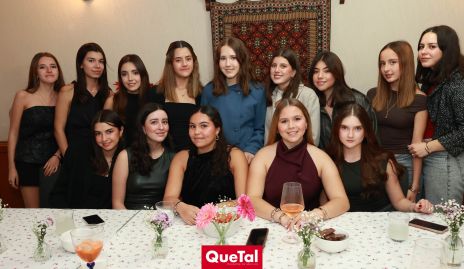  Michelle Heinze celebrando su cumple con sus amigas.