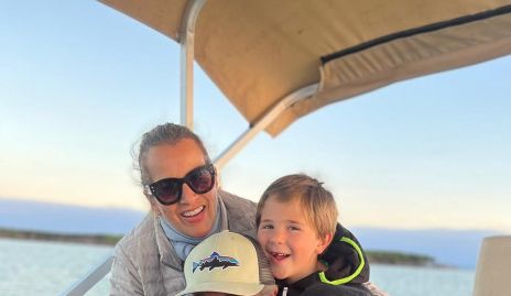   Patricia del Bosque y Roberto Lozano con sus nietos Iker, Daniel y Diego Zollino.