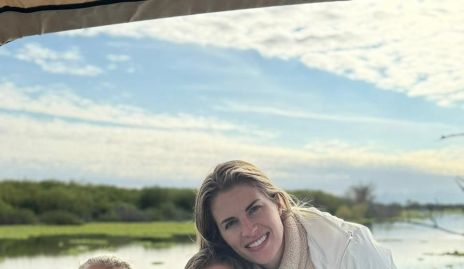  Patricia del Bosque con sus hijas Danitza y Paulet Lozano.