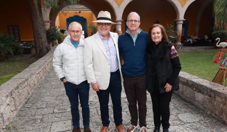  Martha Lee con sus hijos Jorge, Erasto y Salvador.
