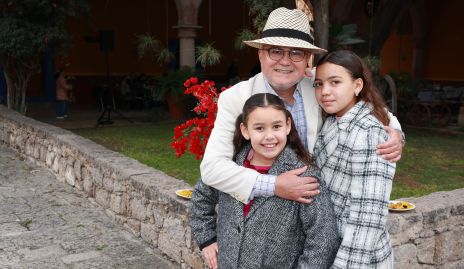  Erasto Aldrett con Emi y Majo Aguirre Blanco.