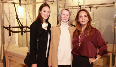  Anastasia y Natalia Arias con Cristina de Nava.