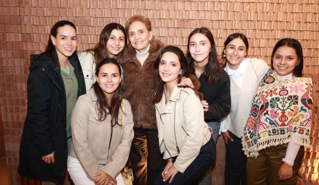  Toyita Villalobos con sus nietas.