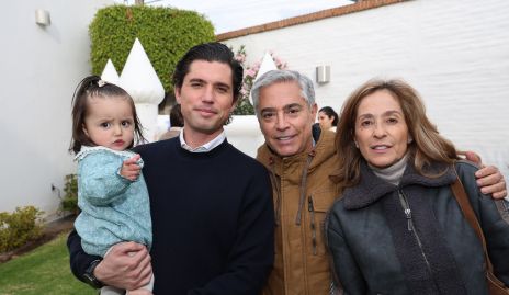  Triana Serrano con su papá Gerardo Serrano y sus abuelos Gerardo Serrano y Mónica Gaviño.