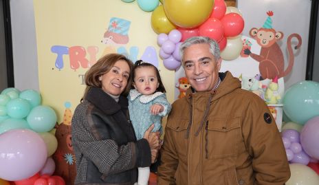  Mónica Gaviño y Gerardo Serrano con su nieta Triana.