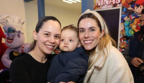  Alynn Ruiz con su hija Micaela y Joselyn Córdova.
