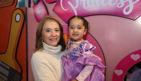  Rocío Gómez con su nieta Melina Dibildox.