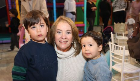  Rocío Gómez con sus nietos Luca y Carlo Dibildox.