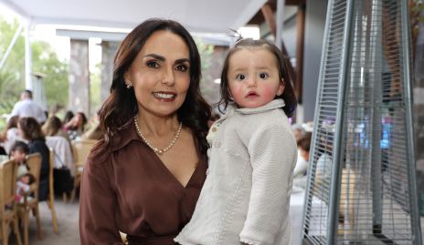  Marianela Villanueva con su nieta Triana Serrano.