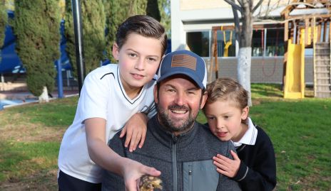 Beto Rangel con sus hijos Diego y Andrés con su mascota Ishouspid.