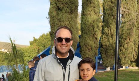  Javier Algara y Javier Algara con su mascota Enzo.