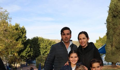  Familia Labastida con sus mascotas Maca y Bruja.