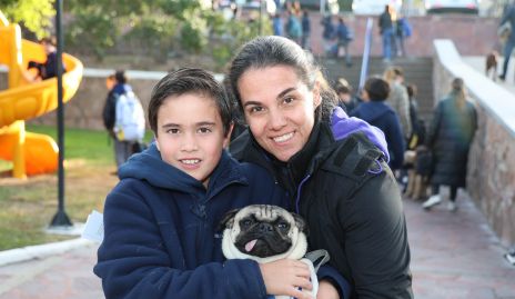 Andrés Vázquez y Belén Leboreiro con su mascota Bruno.