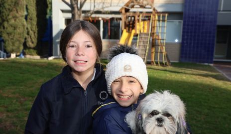  Sofía y Begoña con su mascota Chutsi.