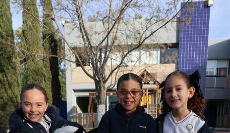  Marietta, Ana José y Natalia con sus mascotas Jacinta y Morro.