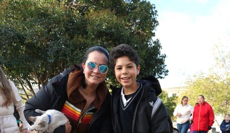  Mariana Meade y Miguel Martínez con su mascotas Snowie y Canela.