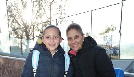  Mari Carmen y Mari Carmen con su mascota Mila.