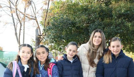  Isa, María Pía, Marina, Imelda y Elena con su mascota Feli.