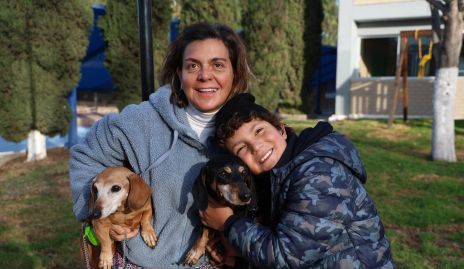  Ale y Santi Alcalde con su mascotas Hunter y Sochi.
