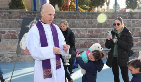  Padre Antonio Martínez dando la bendición a las mascotas.