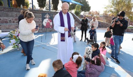  Padre Antonio Martínez dando la bendición a las mascotas.