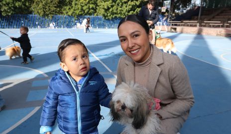  Carlos y Diana con su mascota Nala.