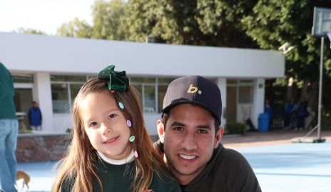  Antonella y Adrián Treviño con su mascota Geko.
