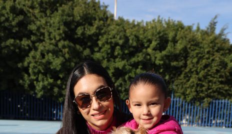  Inés Nava y Verónica Juárez con su mascota Mila.